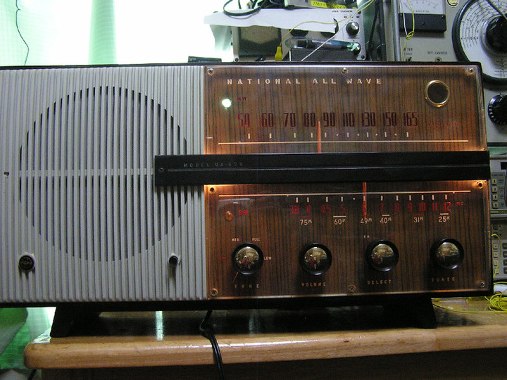 ナショナル真空管ラジオ  ALL WAVE MODEL UA-625骨董品店にて購入
